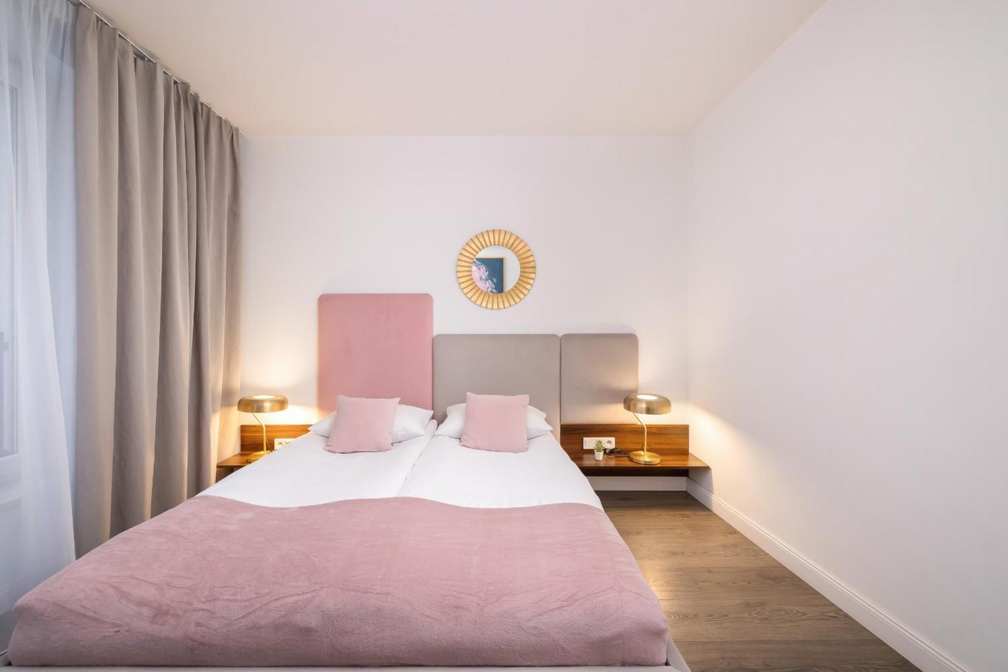 Blue And Green Apartment With Bright Pink Bedroom In Krakow By Noclegi Renters Exterior foto
